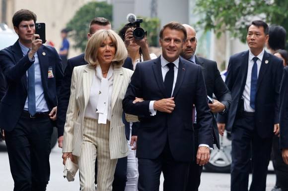 27일 에마뉘엘 마크롱 프랑스 대통령은 브리지트 여사와 베트남 하노이에 있는 과학기술대학교를 방문했다. AFP 연합뉴스