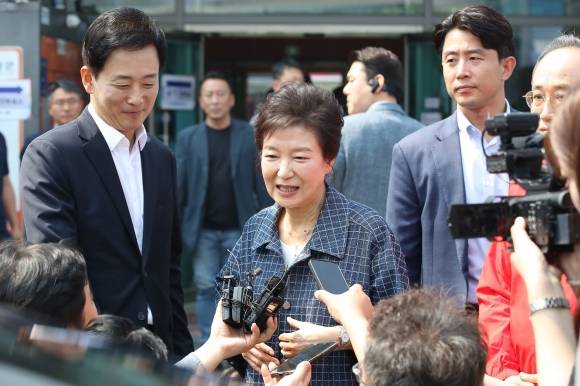 박근혜 전 대통령, 사전투표 참여 - 박근혜 전 대통령이 제21대 대통령선거 첫날인 29일 오전 대구 달성군 유가읍 행정복지센터에 마련된 사전투표소에서 투표를 마친 뒤 취재진 질문에 답하고 있다. 2025.5.29 뉴스1