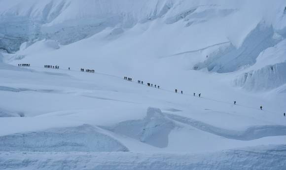 지난 1일 에베레스트에 오르기 위해 등반 중인 산악인들의 모습.  AP 연합뉴스