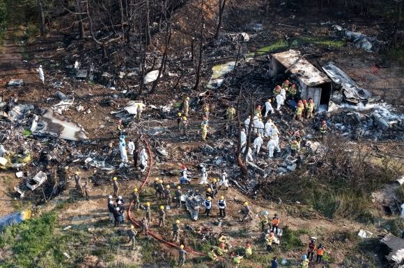 29일 오후 1시 53분쯤 경북 포항시 남구 동해면 신정리 인근 한 야산에 해군 항공사령부 소속 P-3 해상초계기가 추락해 군과 소방 당국 등 관계기관이 현장 수습을 하고 있다. 2025.5.29 뉴시스