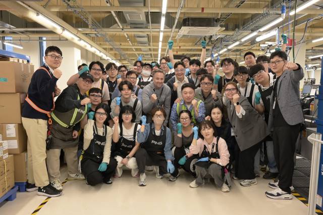 칼스텐 코리아 직원들과 포즈를 취한 존 K 솔하임 CEO(가운데).