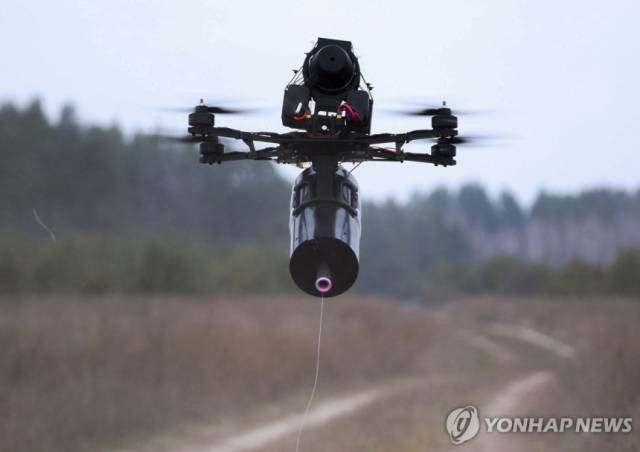 동체 하단에 연결된 광케이블이 연결된 채 날아가는 우크라이나군 유선 드론. 연합뉴스