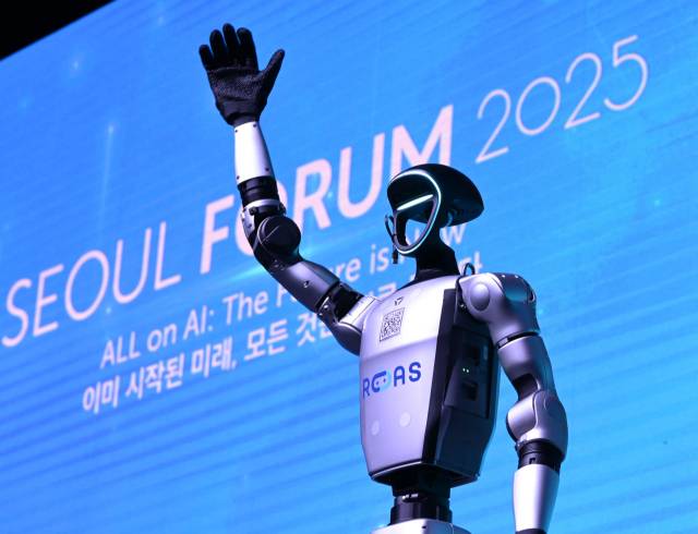 펠릭스 상 유니트리 로보틱스 시니어디렉터가 27일 서울 중구 신라호텔에서 열린 서울포럼 2025에서 리허설을 하는 가운데 휴머노이드 로봇 G1이 손을 흔들어보이고 있다. 성형주 기자