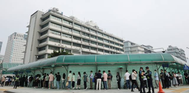 사진은 28일 서울 종로구 주한 미국대사관 앞에서 미국 비자를 발급받으려는 사람들이 줄을 서 있는 모습. 연합뉴스