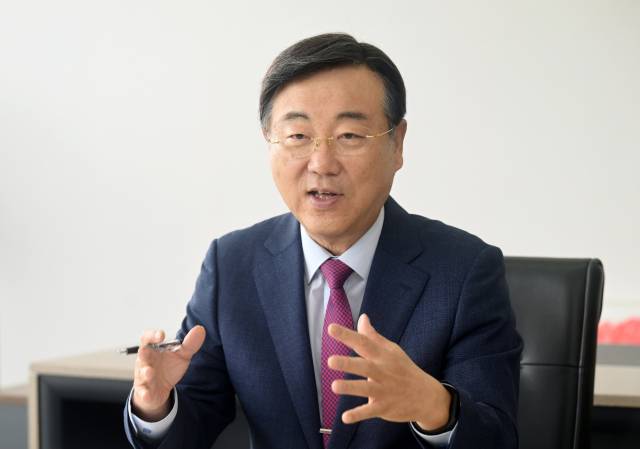 김종석 한국뉴욕주립대 석좌교수가 29일 서울 율곡로 서울경제에서 인터뷰를 하고 있다. 권욱 기자