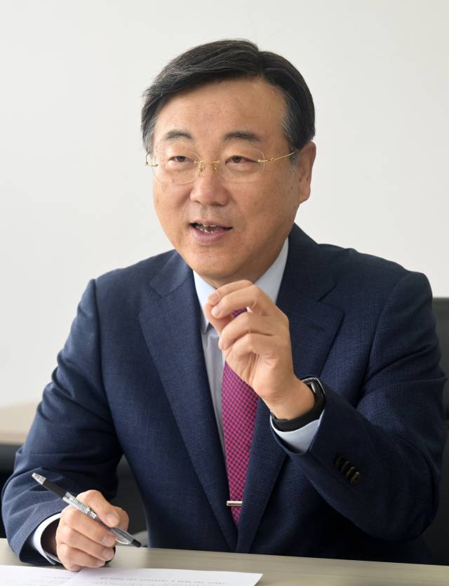 김문수 국민의힘 대선 후보의 경제특보단장을 맡고 있는 김종석 한국뉴욕주립대 석좌교수가 서울경제신문과 인터뷰를 하고 있다. 권욱 기자