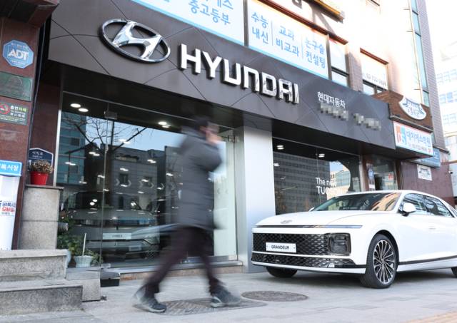 올 1분기 자동차 구매와 관련한 소비지출이 줄면서 가계의 소비 여력을 보여주는 평균소비성향도 3분기 연속 감소한 것으로 집계됐다. 연합뉴스