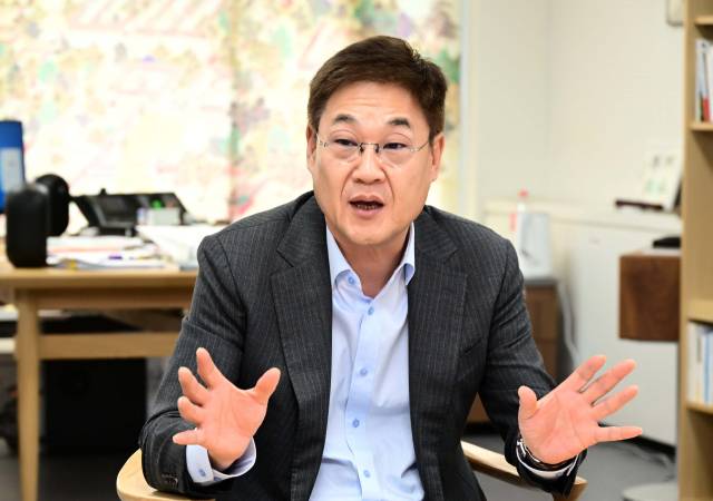 정문헌 종로구청장이 집무실에서 서울경제신문과 인터뷰를 하고 있다. 권욱 기자