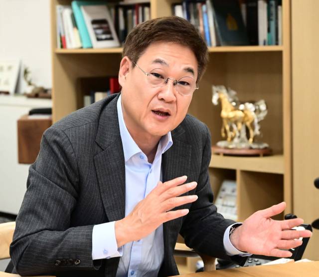 정문헌 종로구청장이 집무실에서 서울경제신문과 인터뷰를 하고 있다. 권욱 기자