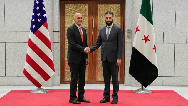 29일(현지시간) 시리아 수도 다마스쿠스에서 아흐메드 알샤라(오른쪽) 임시 대통령이 도널드 트럼프 미국 대통령의 시리아특사인 톰 배럭 주튀르키예 미국대사와 만나 악수하고 있다. AFP연합뉴스