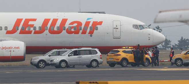 지난 28일 오전 0시50분경(현지 시간) 승객 183명을 태운 인천발 7C2217편(B737-800)이 다낭공항에 착륙하던 중 활주로를 이탈하는 사고가 벌어졌다. ⓒ연합뉴스