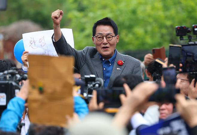 박지원 더불어민주당 공동선거대책위원장이 5월11일 전남 화순군 화순읍에서 열린 남도문화벨트 골목골목 경청투어에 참석해 이재명 대선 후보 지지 연설을 하고 있다. ⓒ연합뉴스