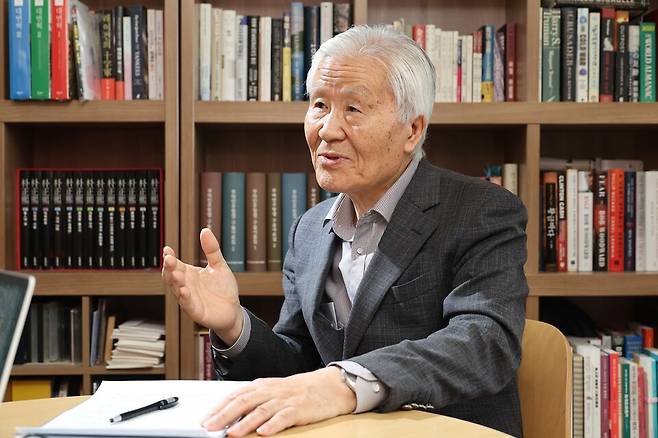 조갑제 조갑제닷컴 대표가 6·3대선을 일주일 여 앞둔 5월26일 오후 서울 종로구 새문안로에 있는 자신의 사무실에서 시사저널과 인터뷰를 하고 있다.ⓒ임준선 기자