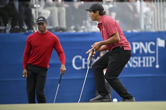 타이거 우즈(왼쪽)와 아들 찰리.  AP뉴시스