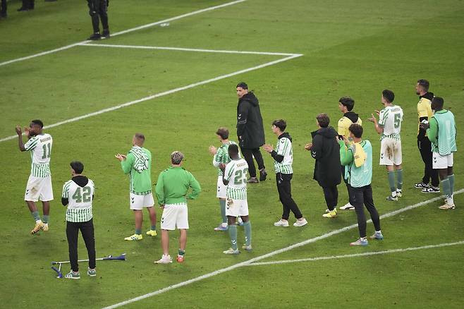 레알 베티스 선수들이 29일 폴란드 브로츠와프의 타르친스키 아레나에서 열린 첼시와의 UEFA 콘퍼런스리그 결승에서 패한 뒤 팬들에게 박수를 보내고 있다.    브로츠와프 | AP연합뉴스