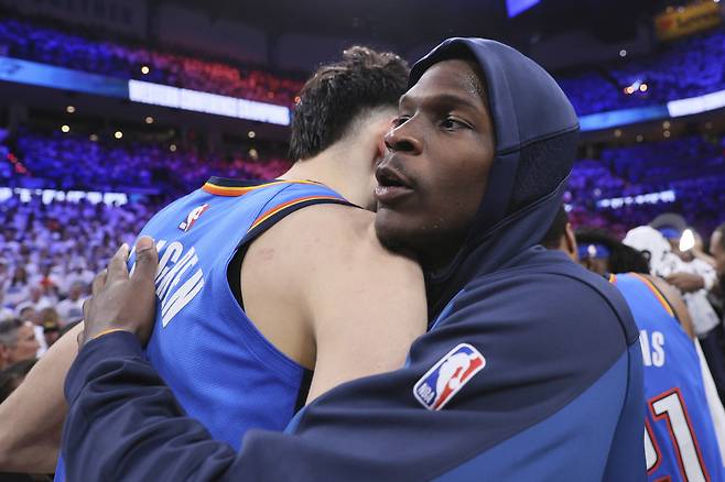 쳇 홈그렌과 포옹하는 앤서니 에드워즈.  오클라호마시티 | AP연합뉴스