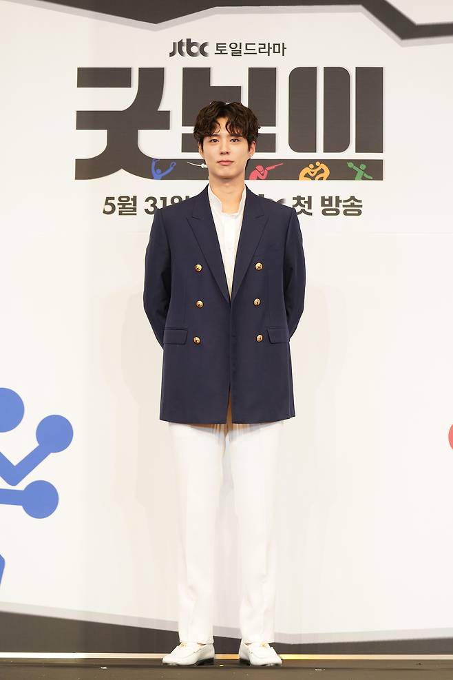 배우 박보검이 29일 오후 서울 신도림 더 링크 호텔에서 열린 JTBC 새 주말극 ‘굿보이’ 제작발표회에 참석해 포즈를 취하고 있다. 사진 JTBC