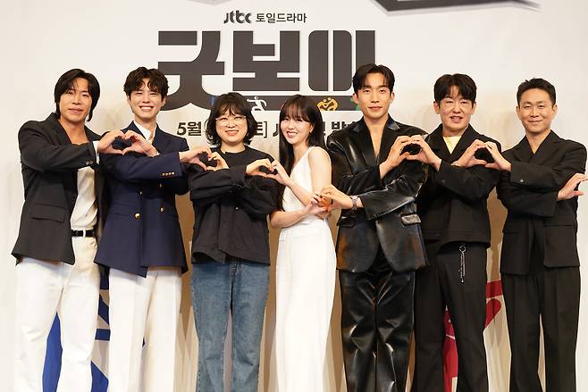 배우 태원석(왼쪽부터), 박보검, 심나연 감독, 배우 김소현, 이상이, 허성태, 오정세가 29일 오후 서울 신도림 더 링크 호텔에서 열린 JTBC 새 주말극 ‘굿보이’ 제작발표회에 참석해 포즈를 취하고 있다. 사진 JTBC