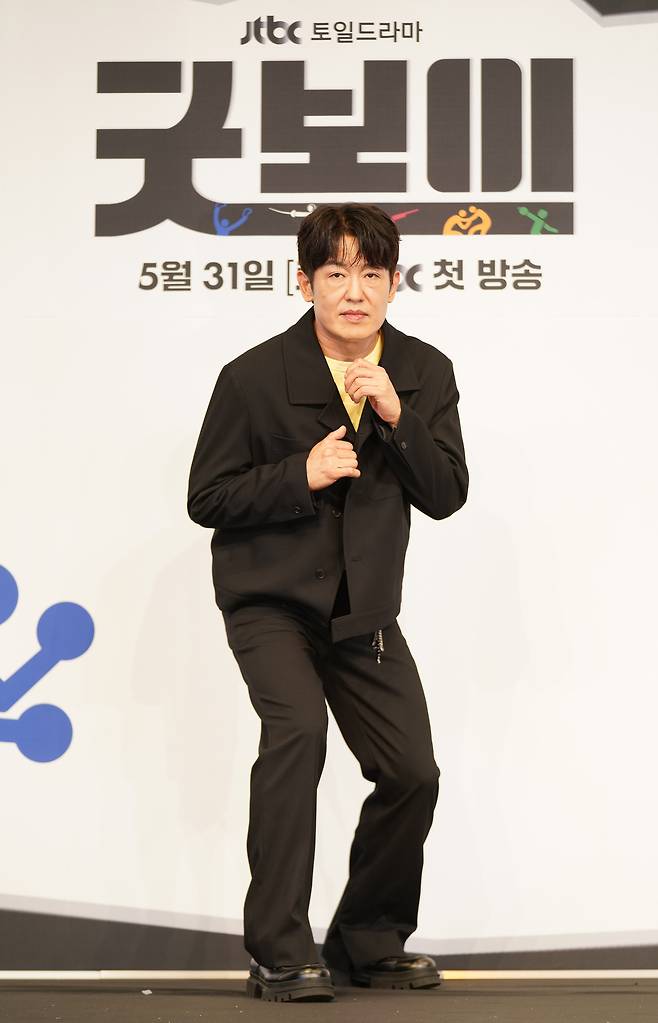 배우 허성태가 29일 오후 서울 신도림 더 링크 호텔에서 열린 JTBC 새 주말극 ‘굿보이’ 제작발표회에 참석해 포즈를 취하고 있다. 사진 JTBC