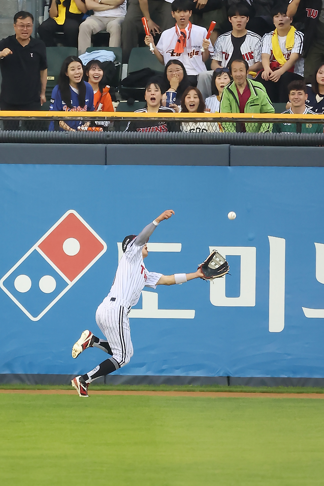 박해민이 29일 잠실 한화전 3회초 플로리얼의 타구를 잡고 있다. LG 트윈스 제공