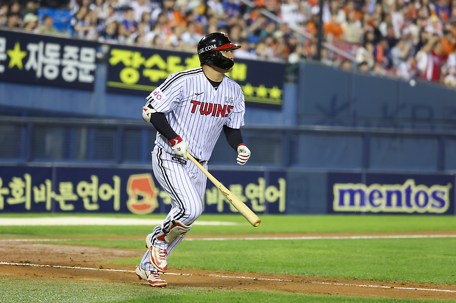 문보경이 29일 잠실 한화전에서 6회말 동점 솔로포를 터트린 뒤 타구를 바라보고 있다. LG 트윈스 제공