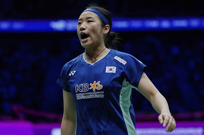 ▲ '셔틀콕 퀸' 안세영이 2025 세계배드민턴연맹(BWF) 월드투어 슈퍼 750 싱가포르오픈 첫 경기에서 가오팡제(중국)를 잡고 산뜻한 출발을 알렸다. 올해 국제대회 무패 행진 중인 안세영은 싱가포르오픈 3연패에 도전한다. ⓒ 연합뉴스