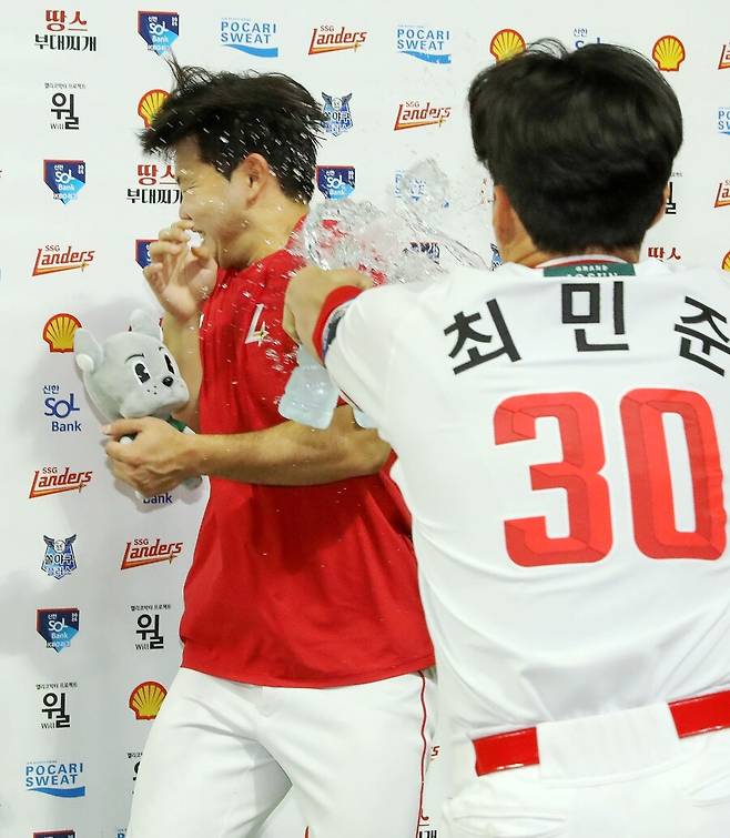 ▲ 경기 후 동료들에게 축하를 받고 있는 박시후 ⓒSSG랜더스