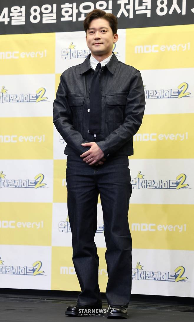 (서울=뉴스1) 권현진 기자 = 방송인 김대호가 8일 오후 서울 마포구 상암동 스탠포드호텔에서 열린 MBC every1 '위대한 가이드2' 제작발표회에 참석해 포즈를 취하고 있다.  '위대한 가이드2'는 한국 거주 N년차 대한외국인이 가이드가 되어 모국을 방문하는 여행자들에게 현지인만이 아는 스팟들을 알려주는 여행 리얼리티 프로그램이다. 2025.4.8/뉴스1  Copyright (C) 뉴스1. All rights reserved. 무단 전재 및 재배포,  AI학습 이용 금지. /사진=(서울=뉴스1) 권현진 기자