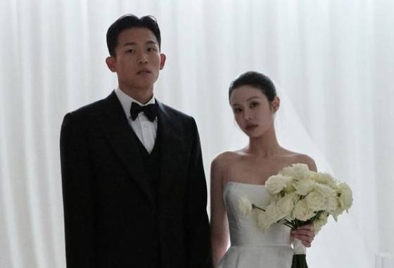 정우영(왼쪽) 웨딩 화보. /사진=정우영 SNS 갈무리