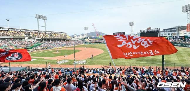 지난해 3월 만원 관중이 들어찬 대전 한화생명이글스파크(한밭야구장). /사진=OSEN