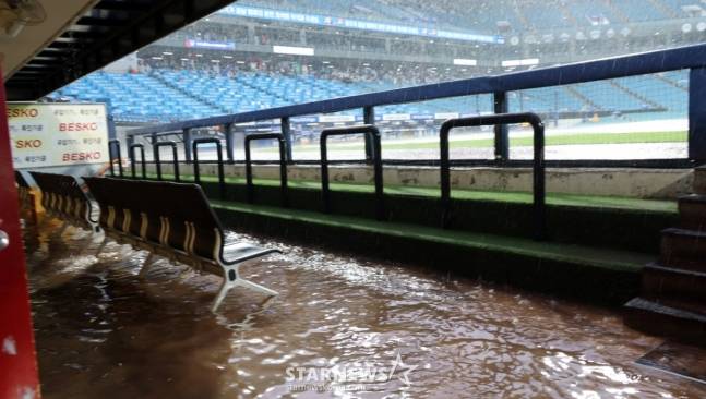 28일 롯데-삼성전이 열릴 예정이던 대구 삼성 라이온즈 파크에 많은 비가 내리면서 더그아웃에 물이 가득찼다. /사진=강영조 선임기자
