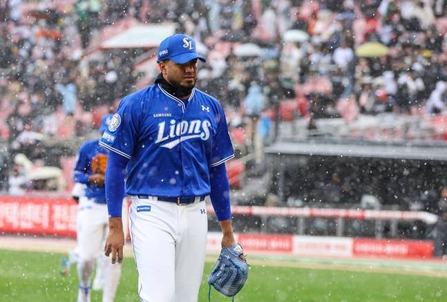 삼성 데니  레예스가 4월 13일 수원 KT전에서 마운드를 내려가고 있다. /사진=삼성 라이온즈 제공