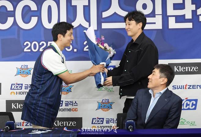 부산 KCC이지스 자유계약선수(FA) 허훈 입단 기자회견이 29일 오후 서울 강남구 KBL 센터에서 열렸다. 허훈(왼쪽)이 허웅에 꽃다발을 받고 있다. 허훈의 입단으로 KBL 역대 4번째 한 팀서 뛰는 형제가 탄생했다. 허훈은 형 허웅과 함께  다음 시즌 우승컵을 노린다. /사진=김진경 대기자