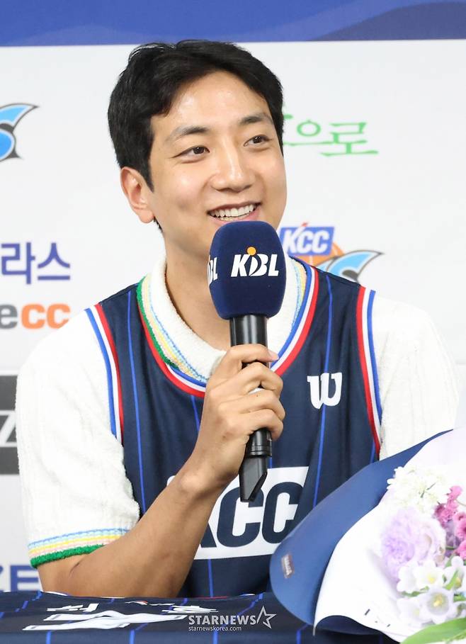 부산 KCC이지스 자유계약선수(FA) 허훈 입단 기자회견이 29일 오후 서울 강남구 KBL 센터에서 열렸다. 허훈이 기자들의 질문에 답하고 있다.  허훈의 입단으로 KBL 역대 4번째 한 팀서 뛰는 형제가 탄생했다. 허훈은 형 허웅과 함께  다음 시즌 우승컵을 노린다. /사진=김진경 대기자