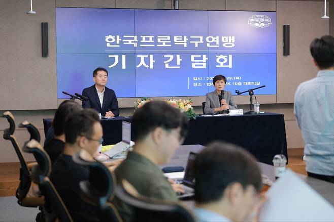 29일 한국프로탁구연맹 기자간담회에 참석해 발언하고 있는 김형석(왼쪽) 화성도시공사 감독과 현정화 한국마사회 감독. 둘은 한국프로탁구연맹 2인 공동위원장을 맡고 있다. /사진=한국프로탁구연맹 제공