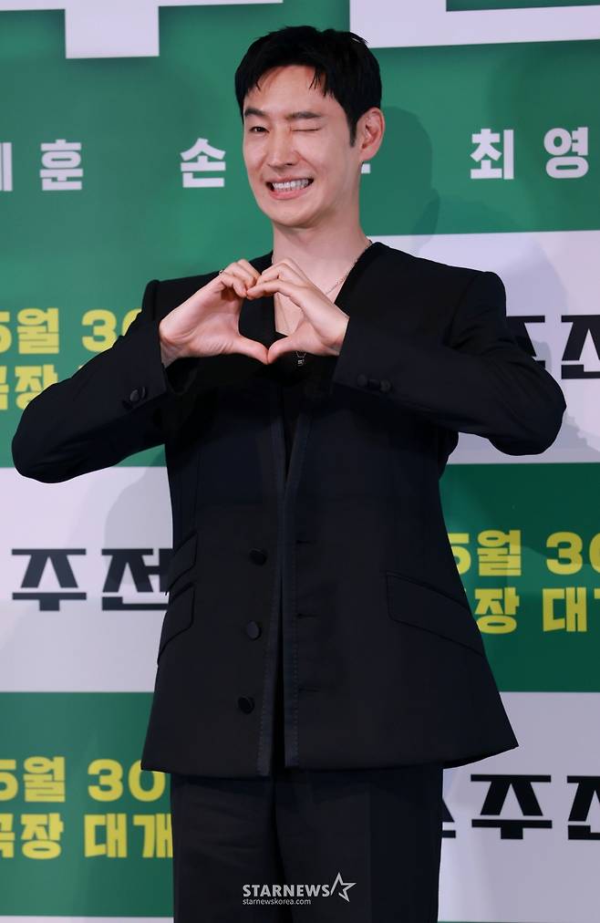 배우 이제훈이 29일 오후 서울 CGV용산아이파크몰에서 진행된 영화 '소주전쟁' 언론배급시사회 및 기자간담회에 참석해 포즈를 취하고 있다. 1997년 IMF 외환위기, 소주 회사가 곧 인생인 재무이사 종록과 오로지 성과만 추구하는 글로벌 투자사 직원 인범이 대한민국 국민 소주의 운명을 걸고 맞서는 이야기 '소주전쟁'은 오는 30일 개봉한다. /2025.05.29 /사진=이동훈 photoguy@