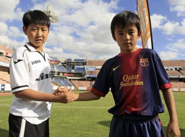 발렌시아 유스팀 시절 이강인(왼쪽)과 바르셀로나 유스 시절 구보 다케후사. /사진=비풋볼 캡처