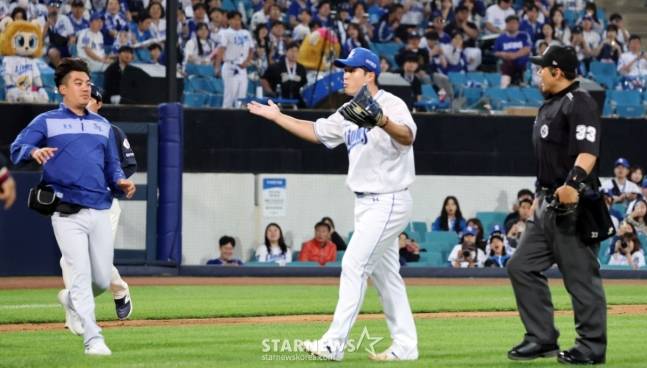 삼성 최원태가 29일 대구 롯데전에서 5회 전준우의 몸에 맞는 볼 이후 언쟁을 펼치고 있다. /사진=강영조 선임기자