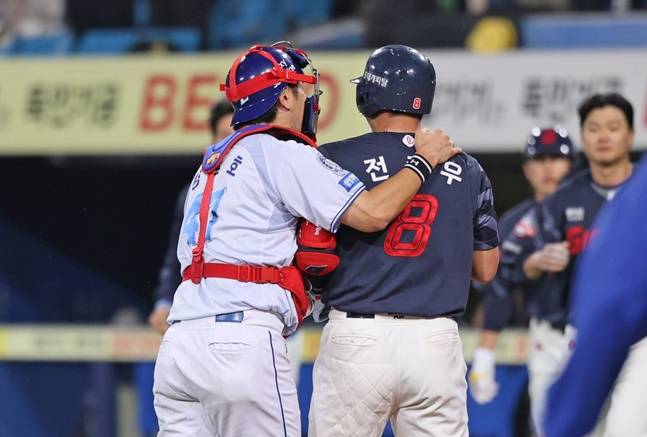 삼성 강민호(왼쪽)가 29일 대구 롯데전에서 5회 몸에 맞는 볼 이후 전준우를 말리고 있다. /사진=삼성 라이온즈 제공