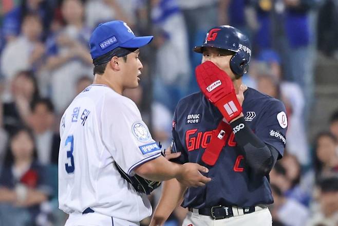 삼성 최원태(왼쪽)와 롯데 전준우가 벤치 클리어링 직후 대화를 나누고 있다. /사진=삼성 라이온즈 제공