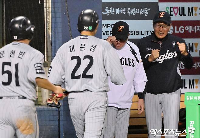 김경문(오른쪽 두 번째) 한화 이글스 감독이 28일 서울 잠실야구장에서 열린 2025 신한 SOL Bank KBO리그 LG 트윈스와의 팀 간 8차전에서 연장 11회초 2점 홈런을 기록한 채은성에게 고맙다는 제스처를 취하고 있다. 사진 김한준 기자