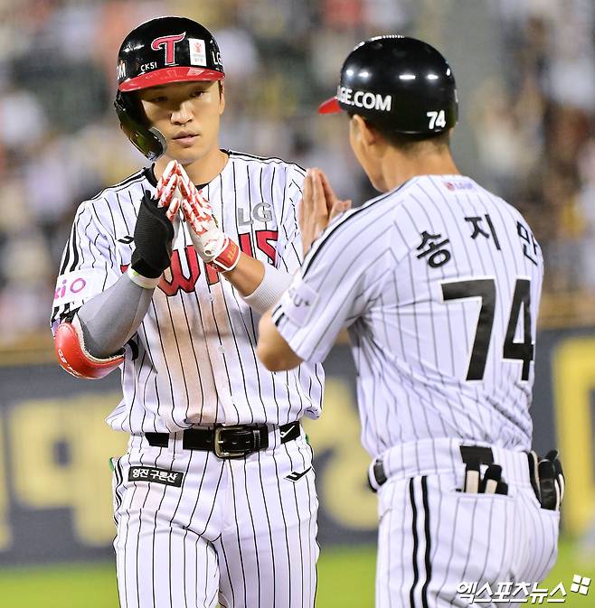 LG 트윈스 캡틴 박해민(왼쪽)이 28일 서울 잠실야구장에서 열린 2025 신한 SOL Bank KBO리그 한화 이글스와의 팀 간 7차전에서 7회말 동점 2타점 적시타를 때려냈다. 사진 김한준 기자