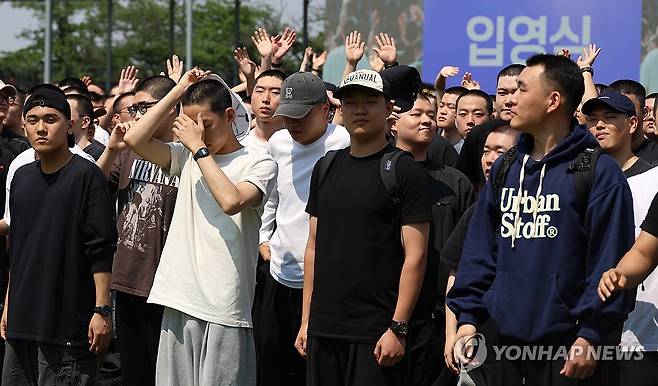 논산 육군훈련소 입영하는 청년들 [연합뉴스 자료사진]