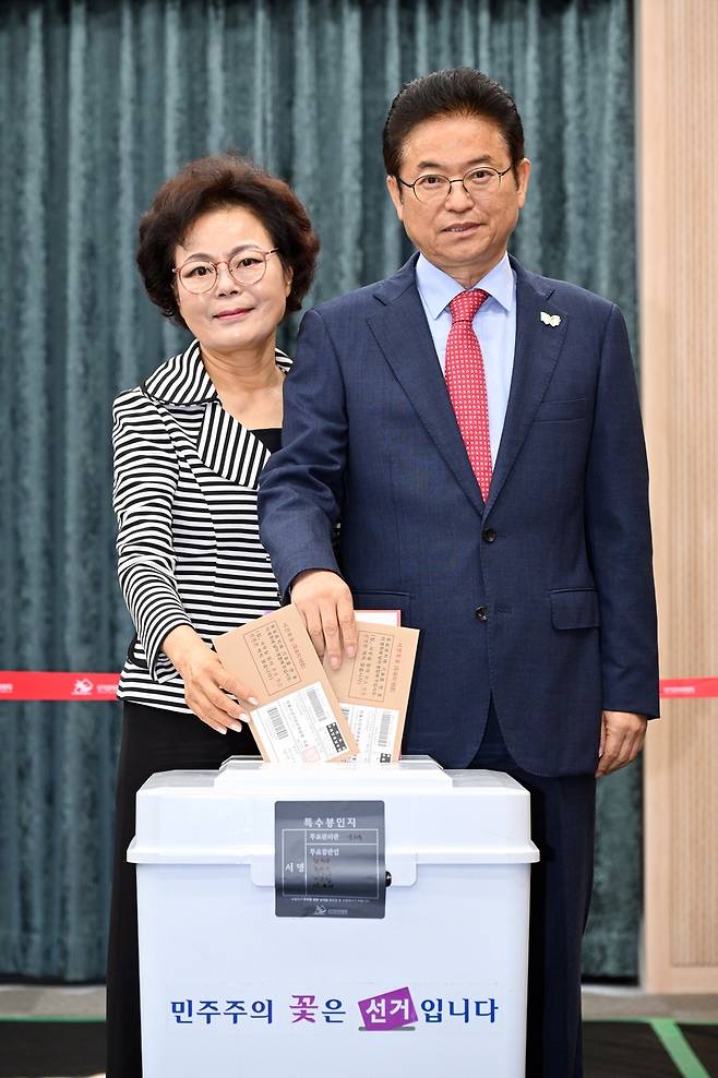 이철우 경북도지사, 부인과 함께 사전투표 [경북도 제공. 재판매 및 DB 금지]