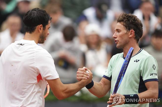경기 마치고 인사하는 보르헤스(왼쪽)와 루드 [AP=연합뉴스]
