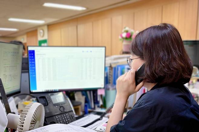 민원 전화에 응대하는 송파구 직원 [송파구 제공. 재판매 및 DB 금지]