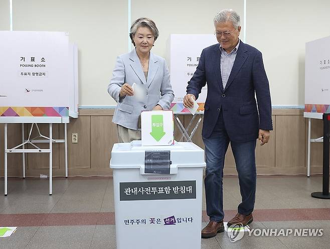 문재인 전 대통령 내외 사전투표 (양산=연합뉴스) 김동민 기자 = 문재인 전 대통령과 김정숙 여사가 21대 대선 사전투표 첫날인 29일 오전 경남 양산시 하북면 주민자치센터에 마련된 사전투표소에서 투표하고 있다. 2025.5.29 image@yna.co.kr