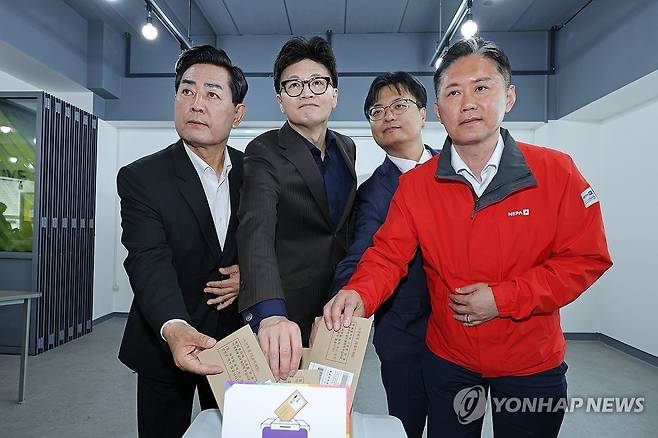 사전투표하는 한동훈 전 대표 (광주=연합뉴스) 김혜인 기자 = 제21대 대통령 선거 사전투표일인 29일 국민의힘 한동훈 전 대표가 광주 동구 창업지원센터 4층 회의실에 마련된 사전투표소에서 투표용지를 투표함에 넣고 있다. 2025.5.29 in@yna.co.kr