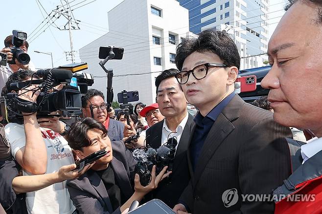 발언하는 한동훈 전 대표 (광주=연합뉴스) 김혜인 기자 = 제21대 대통령 선거 사전투표일인 29일 국민의힘 한동훈 전 대표가 광주 동구 창업지원센터 앞에서 투표를 마친 뒤 취재진의 질문에 답변하고 있다. 2025.5.29 in@yna.co.kr