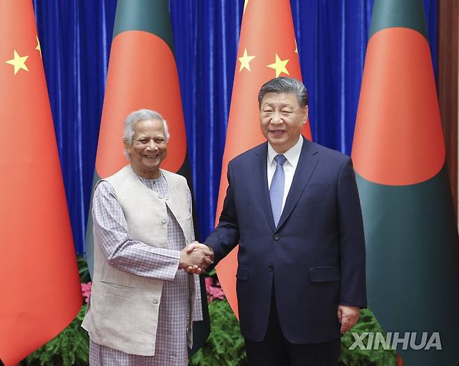 유누스 방글라데시 최고고문(왼쪽)과 시진핑 중국 국가주석 시진핑 중국 국가주석과 무함마드 유누스 방글라데시 과도정부 최고 고문이 2025년 3월 28일 중국 베이징 소재 인민대회당에서 악수하고 있다. [신화 연합뉴스 자료사진. 재판매 및 DB 금지]